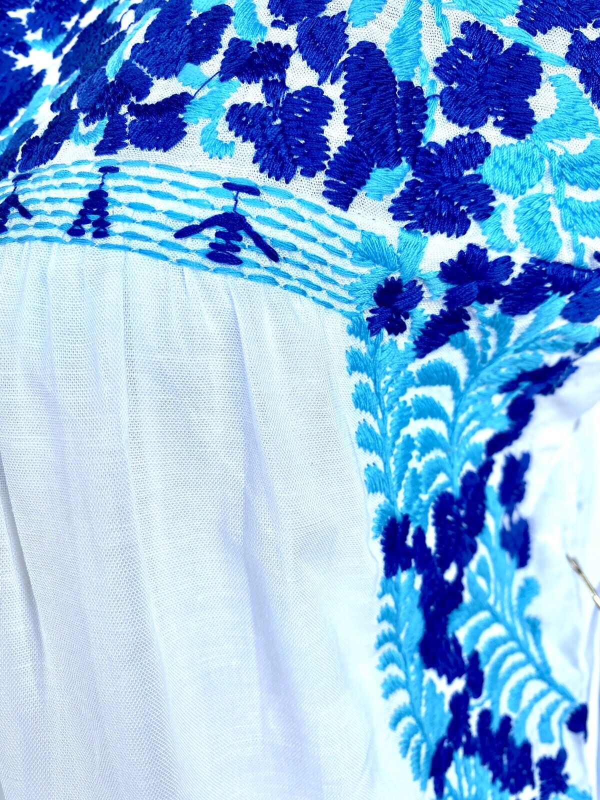 J Marie embroidered Brynn Linen mix top XS Retail $102 Price $56 white blue