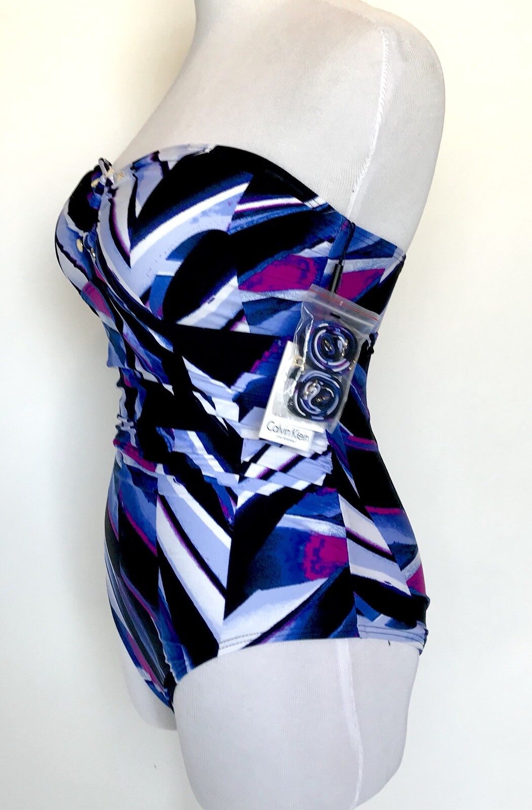Calvin Klein Keyhole Shirred One Piece Swimsuit Size 6 NWT Retail $128 Price $58