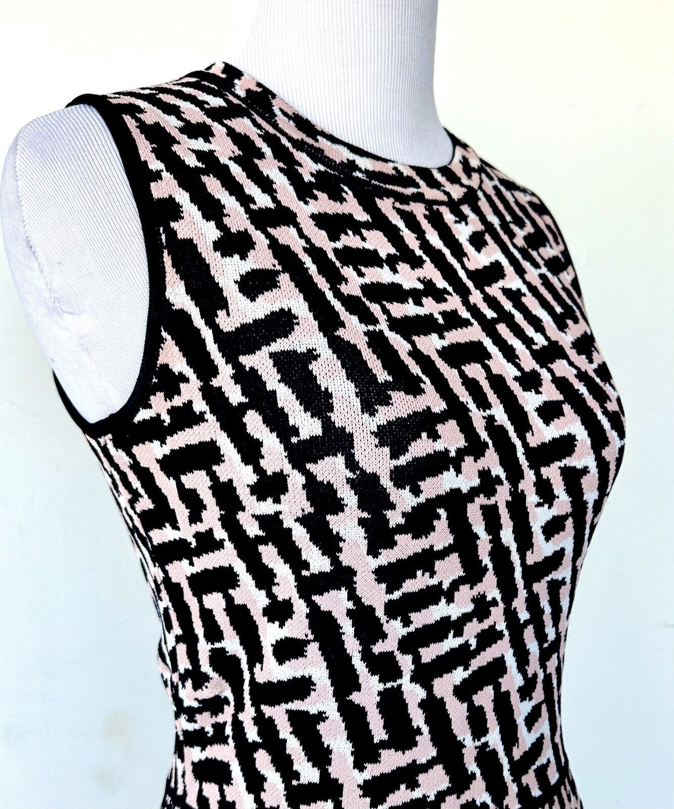 Eliza J Stretch Fit And Flare Dress Sleeveless Retails $169 Size 2