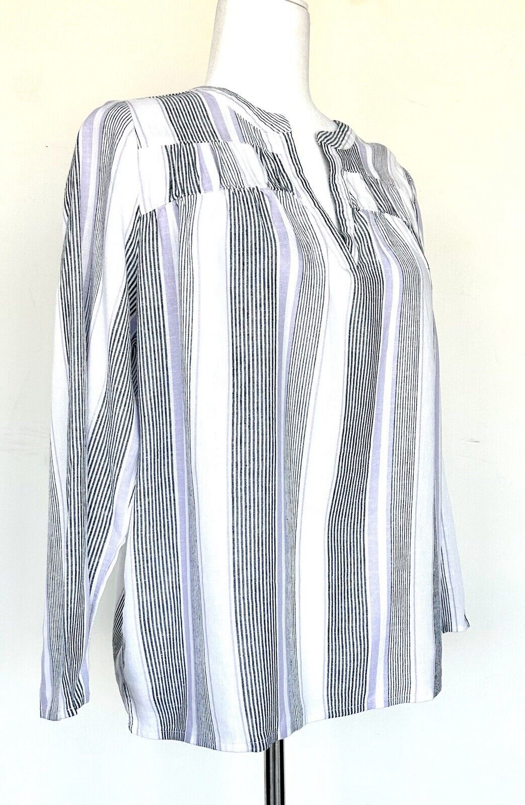 Splendid  V-Neck Blouse Linen Rayon Mix Size XS Retail $60 NWT