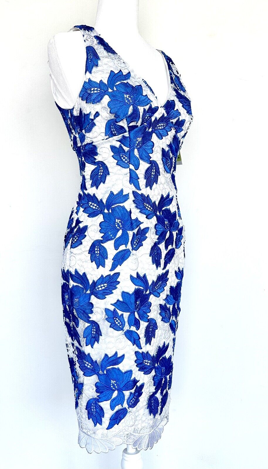Adrianna Papell Lace White Blue Sheath Dress NWT  Size 4 Retails $189  Price $95