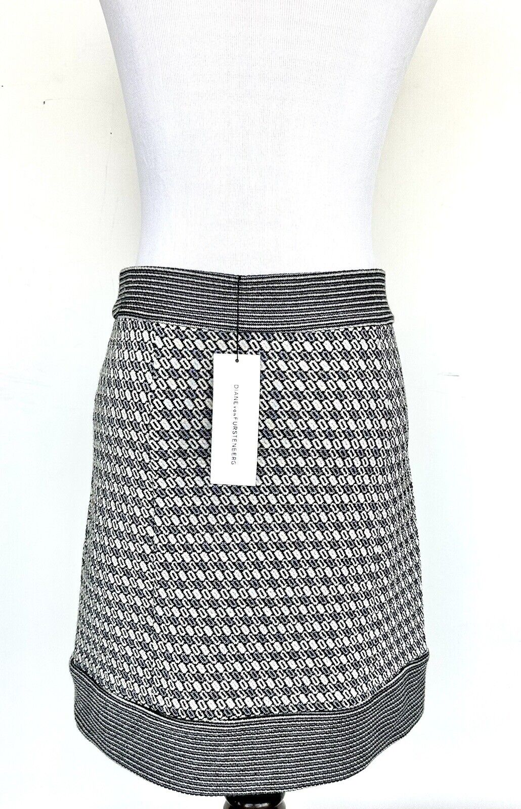 Diane Von Furstenberg Caitlin Mini Skirt Size 2 Retail $319 Price $69 NWT