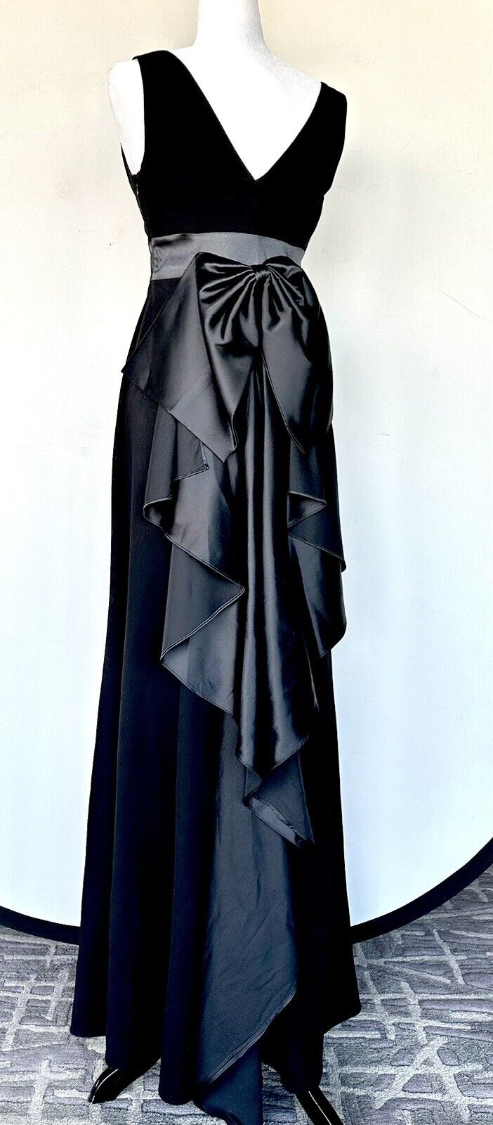 Adrianna Papell Draped Back Satin Bow Crepe Gown Retail $199 Size 2 Black
