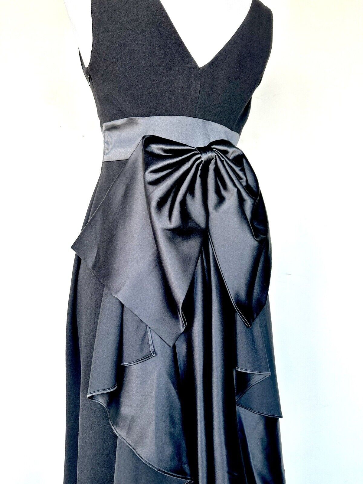 Adrianna Papell Draped Back Satin Bow Crepe Gown Retail $199 Size 2 Black