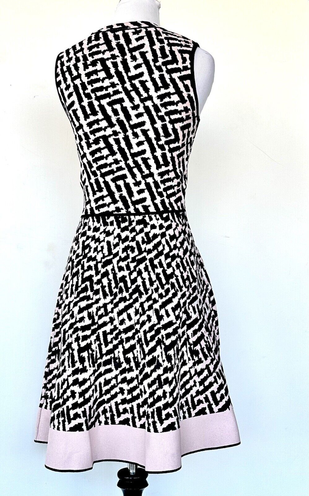 Eliza J Stretch Fit And Flare Dress Sleeveless Retails $169 Size 2