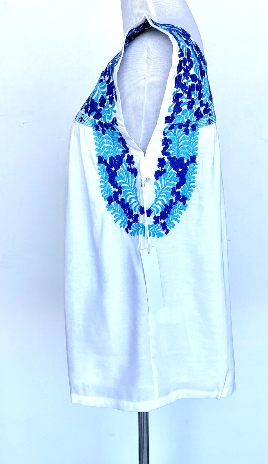 J Marie embroidered Brynn Linen mix top S Retail $102 Price $56 white blue