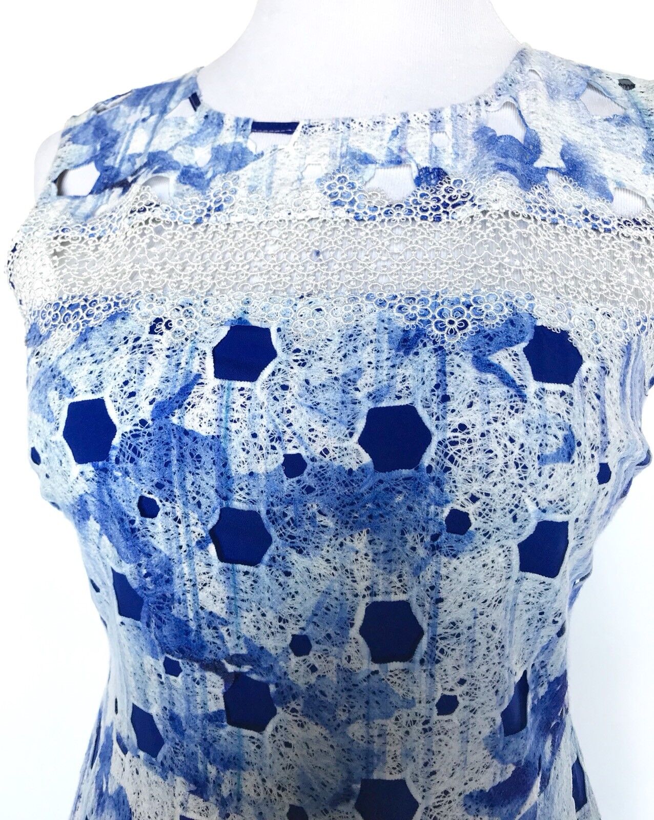 Tahari Arthur S Levine Appliqué Dress . NWT Retail $168  Price $76 Size 6