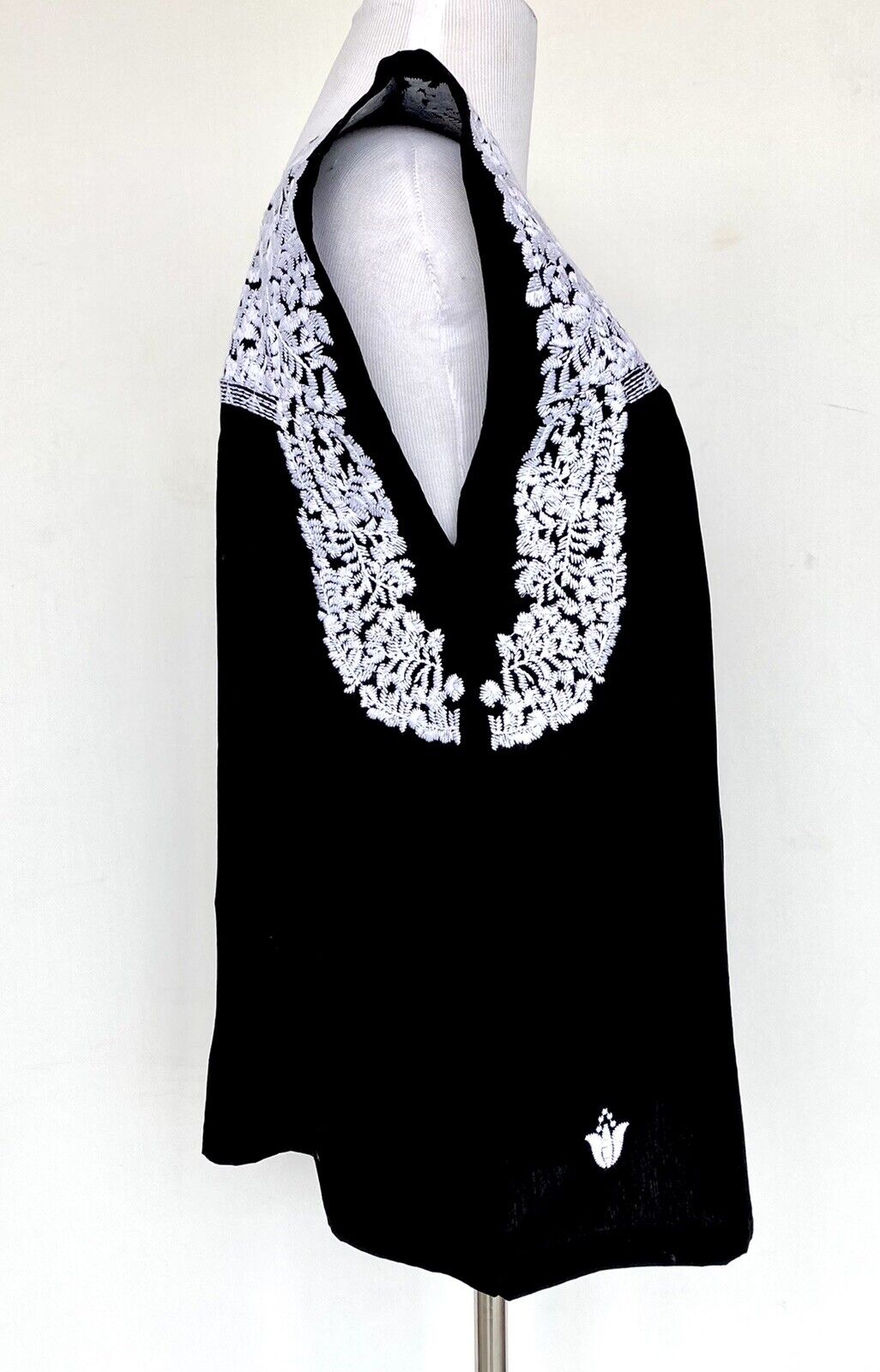 NWT J Marie embroidered Laura Top size XS Retail $76 Price $42 Black White