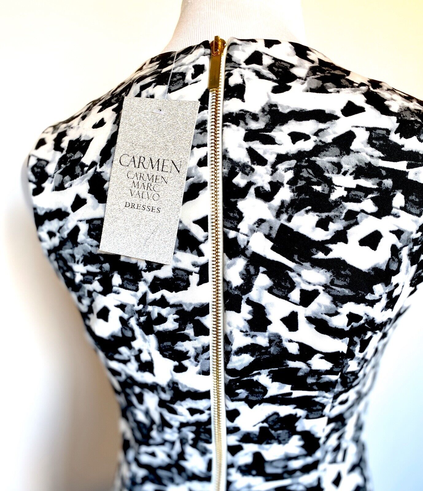 Carmen Marc Valvo Sz 4 Black & White Stretch  Dress Price $66  NWT