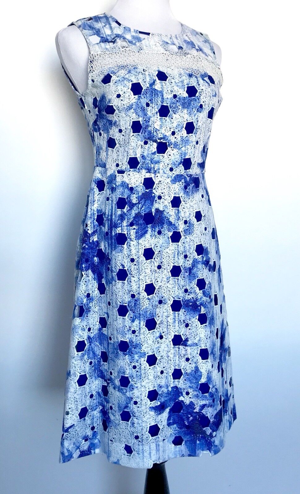Tahari Arthur S Levine Appliqué Dress . NWT Retail $168  Price $76 Size 6