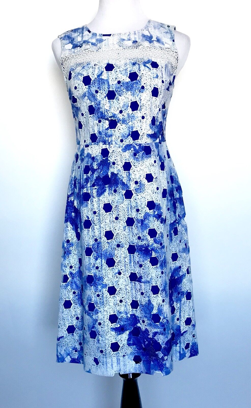 Tahari Arthur S Levine Appliqué Dress . NWT Retail $168  Price $76 Size 6