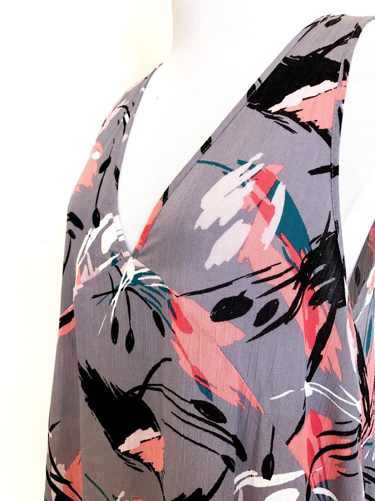 Lush Sleeveless Coral And Gray Top.NWT Retails $34 Price $20 XS