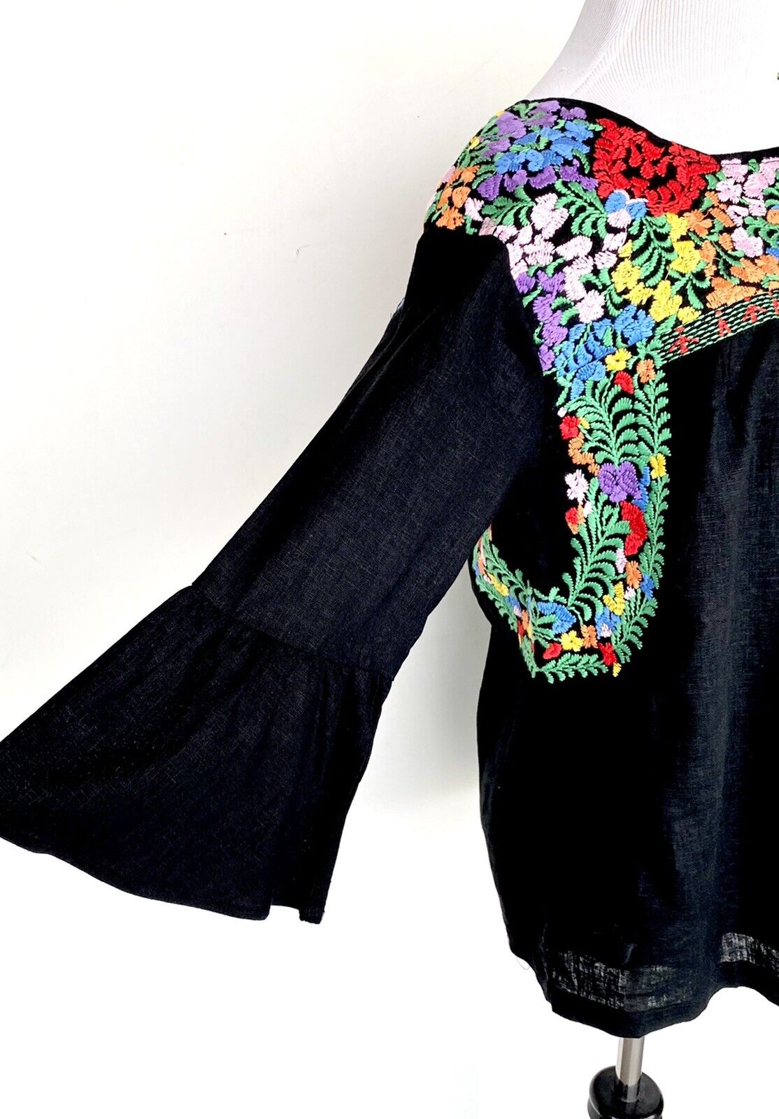 J Marie embroidered Bianca Top bell sleeve size XSmall Retail $92 Price $42 NWT