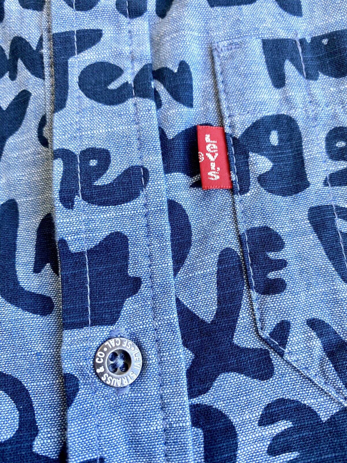Levi’s boys shirt blue script short sleeve Cotton Retail $36 Price $24 Age 6-7 Y