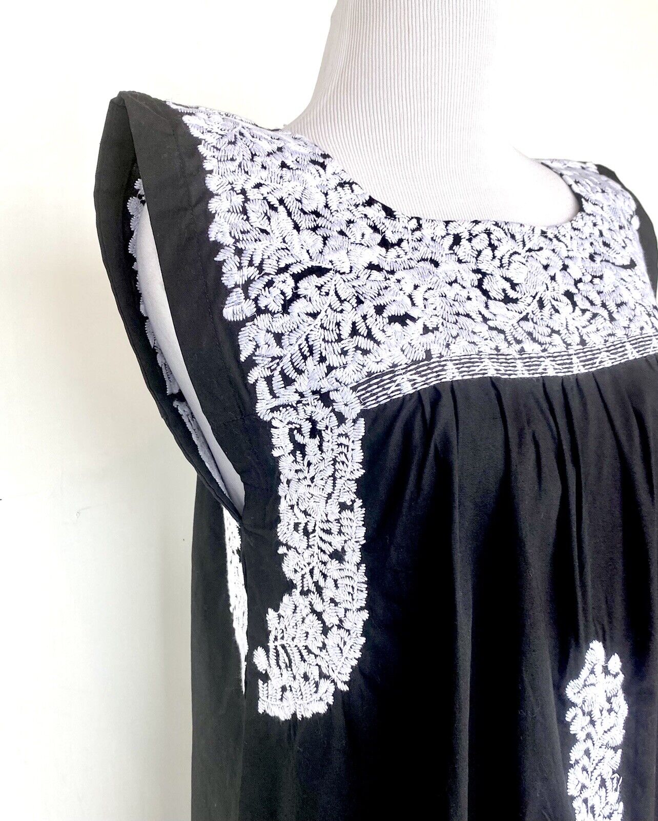 NWT J Marie embroidered Laura Top size XS Retail $76 Price $42 Black White