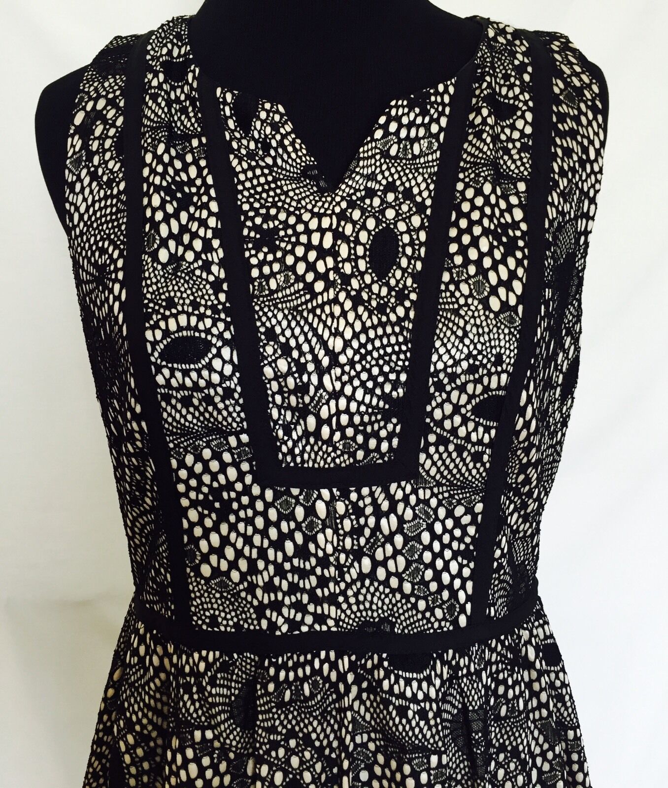 ESLEY COLLECTION SLEEVELESS DRESS. NWT SIZE M. BLACK LACE  OVER NUDE PRICE $26