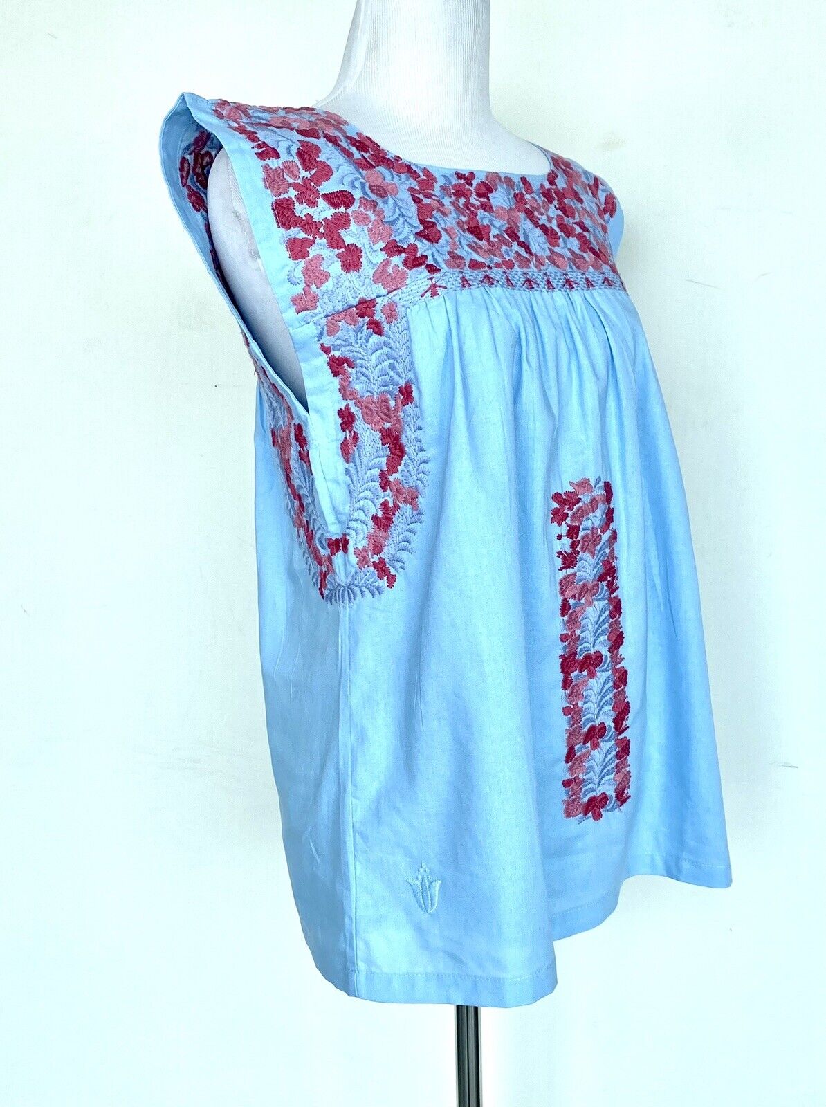 NWT J Marie embroidered Raelyn Top size S Retail $106 Price $56 Blue Pink