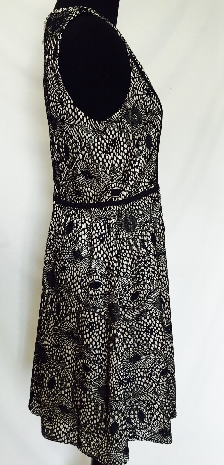 ESLEY COLLECTION SLEEVELESS DRESS. NWT SIZE M. BLACK LACE  OVER NUDE PRICE $26
