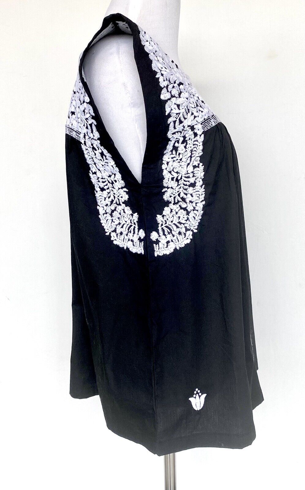 NWT J Marie embroidered Laura Top size XS Retail $76 Price $42 Black White