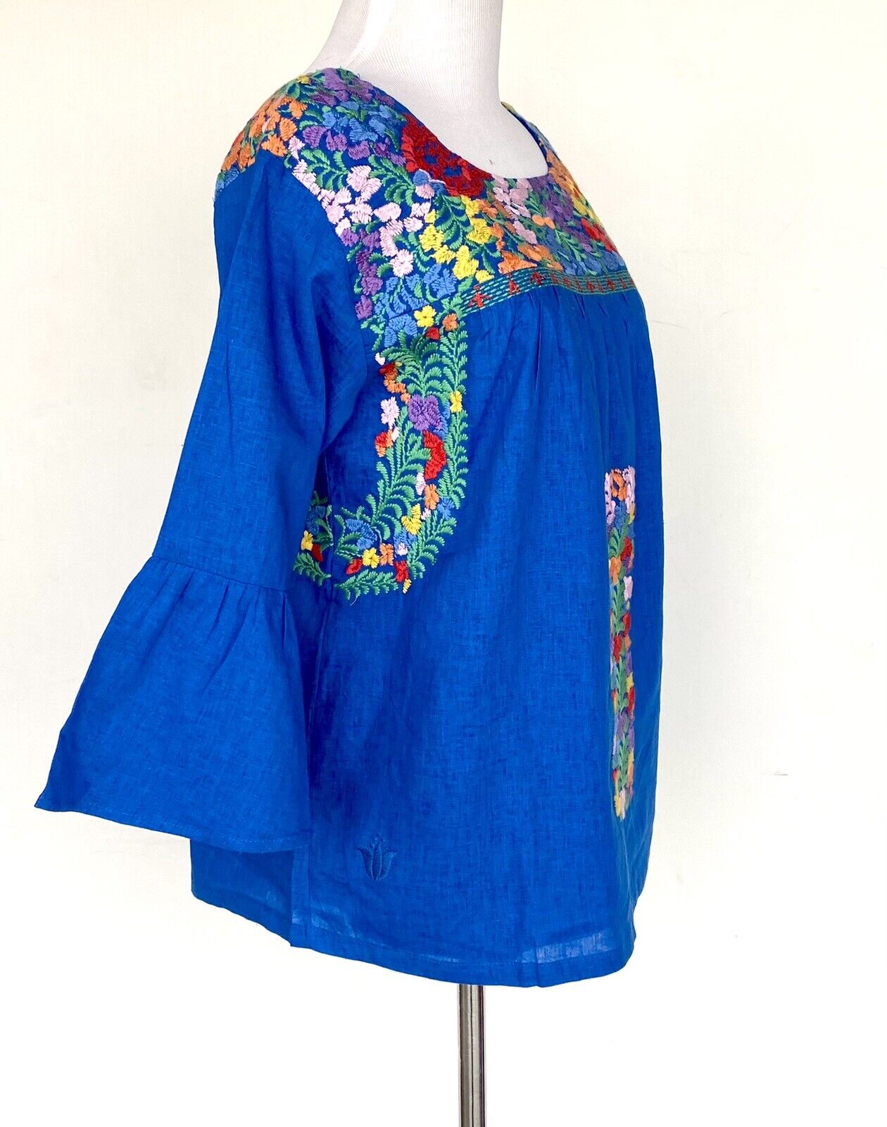 NWT J Marie embroidered Jenna Top bell sleeve size XSmall Retail $92 Price $59