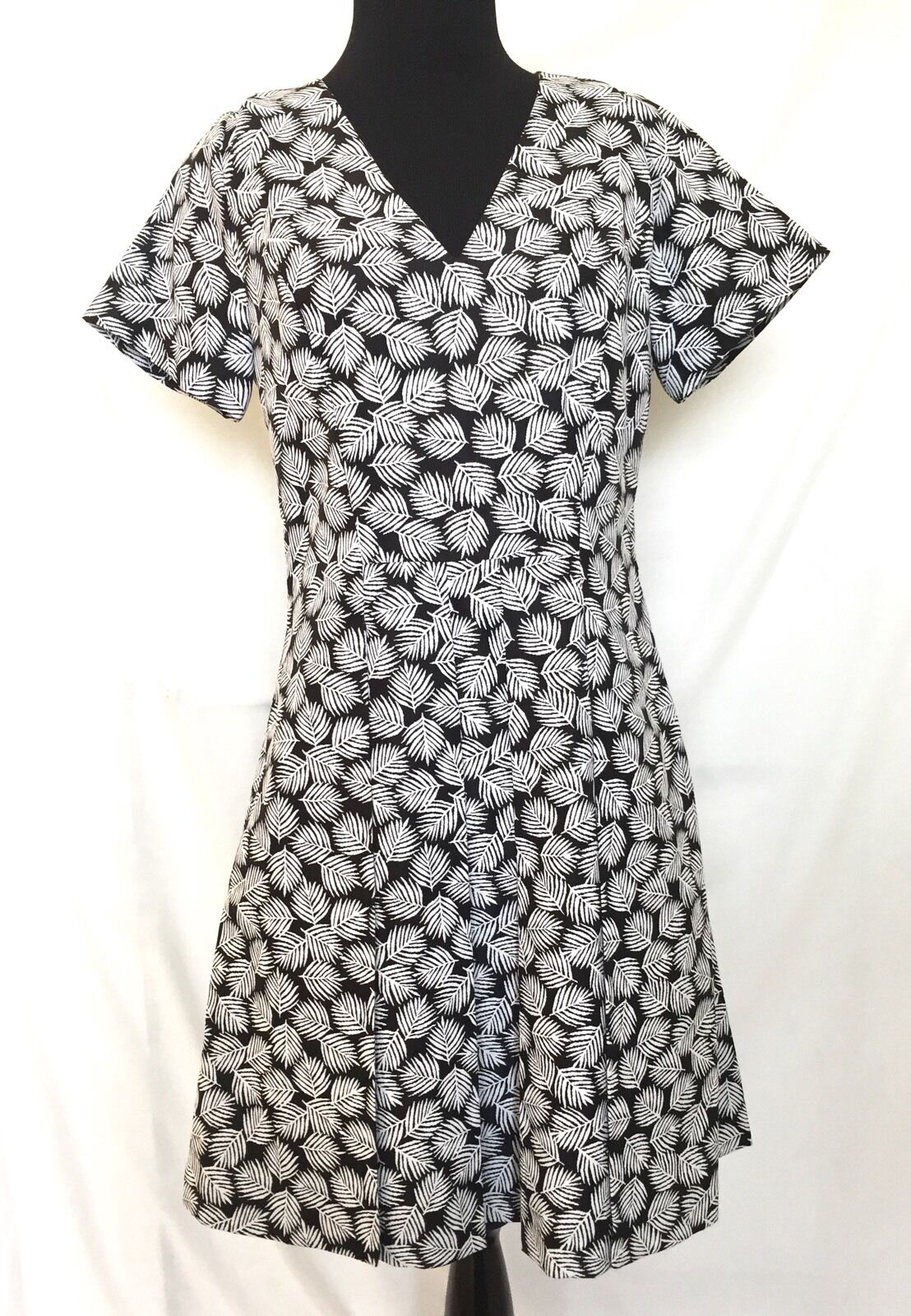 Michael Kors Black & White Leaf Dress. NWT Retail $175 Price $58 Size 6
