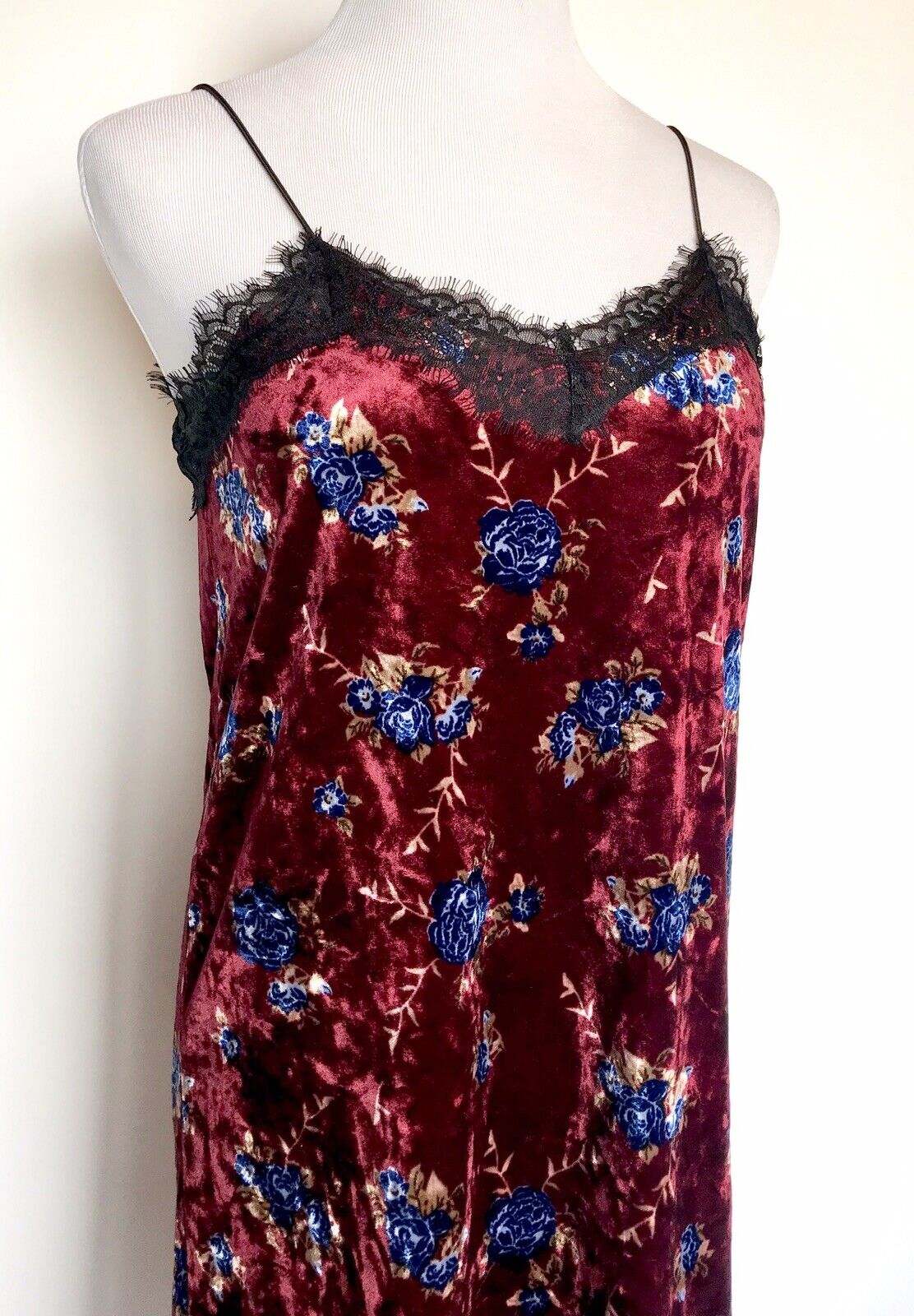 Moon River Burgundy  Velvet & Lace Dress. Size S NWT Retail $95  Price $59