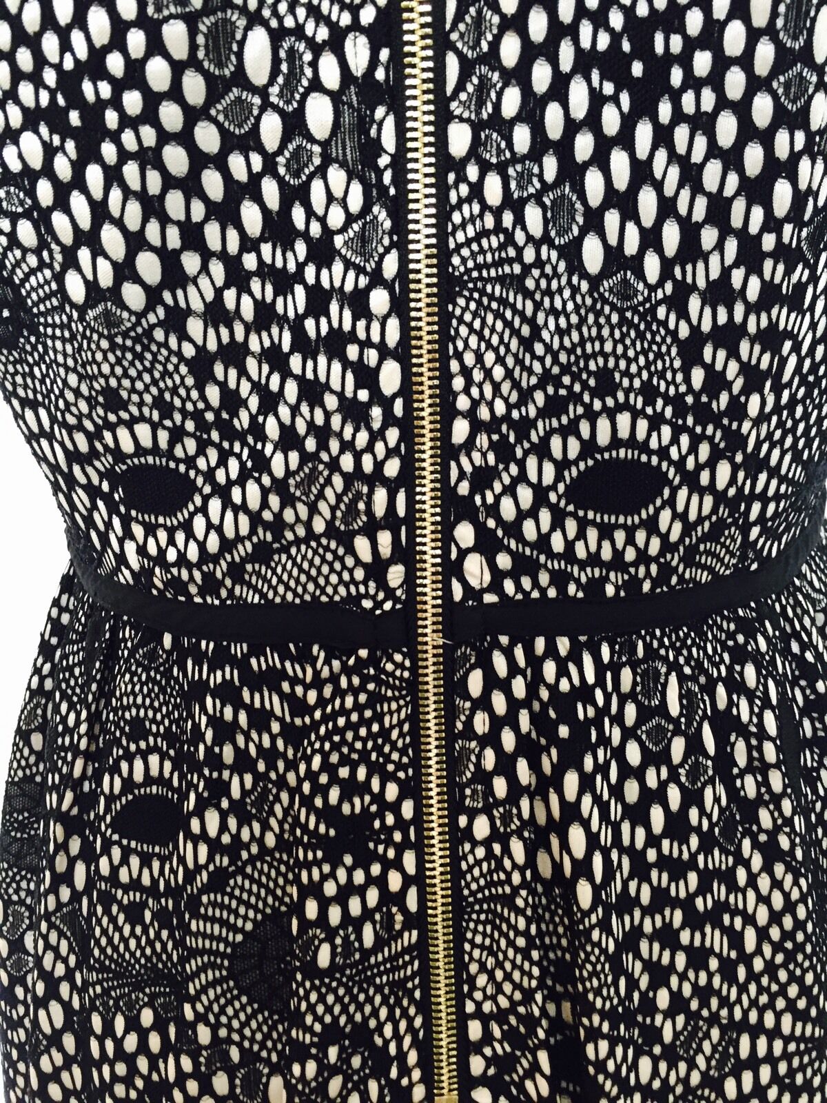 ESLEY COLLECTION SLEEVELESS DRESS. NWT SIZE M. BLACK LACE  OVER NUDE PRICE $26