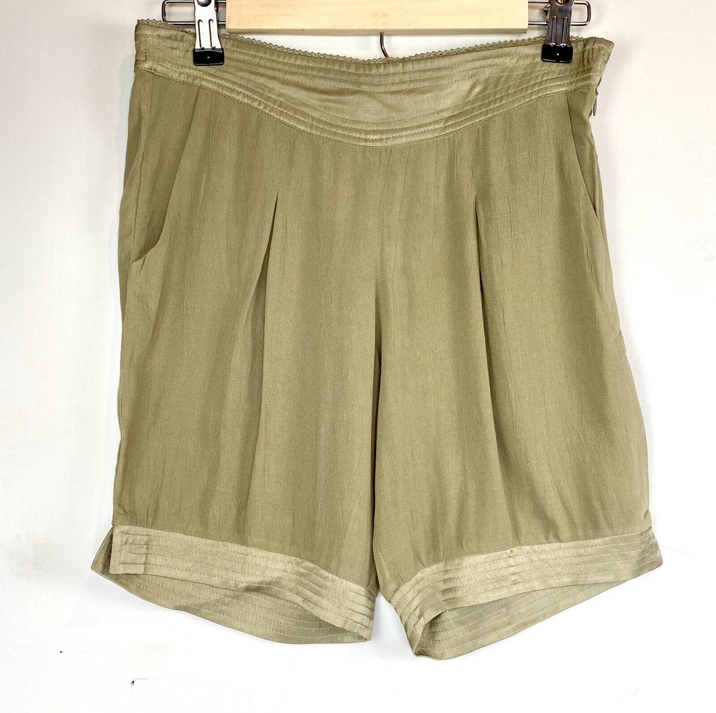 We-Ar Ethical Clothing Military Green Shorts Retail $128 Price $49 Sz XS NWT