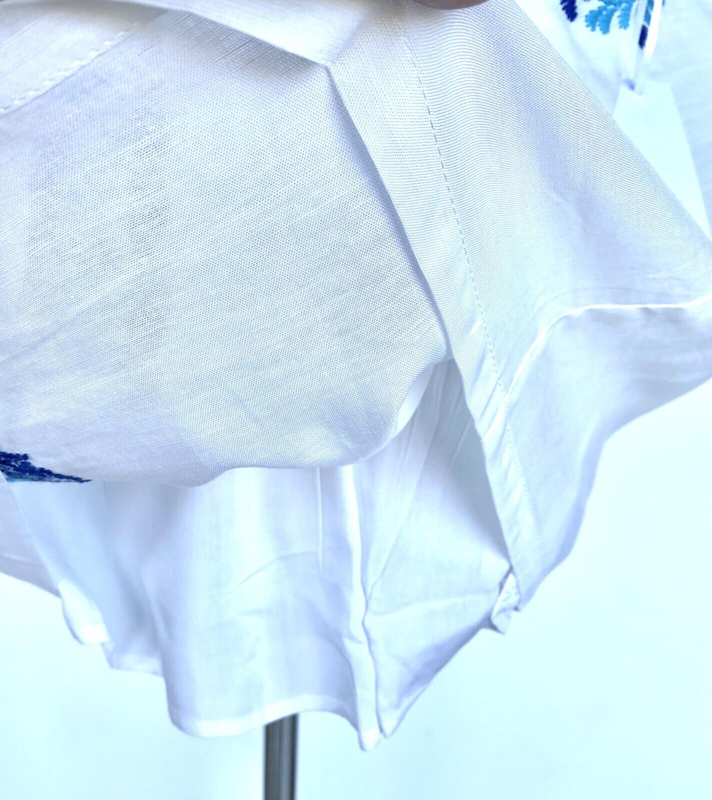 J Marie embroidered Brynn Linen mix top XS Retail $102 Price $56 white blue