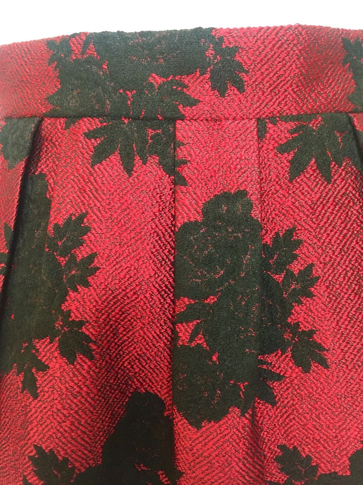 Carolina Herrera Red & Black Rose Skirt NWT Retail $415 Price $175 Size 4