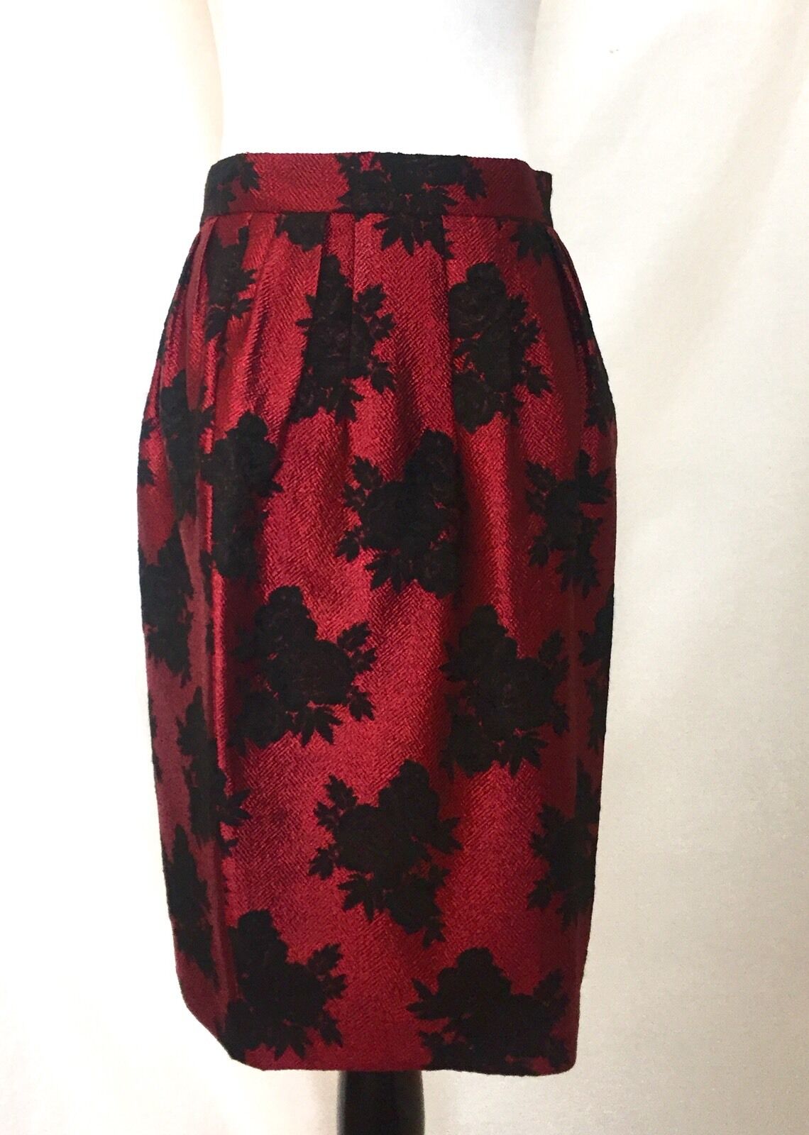 Carolina Herrera Red & Black Rose Skirt NWT Retail $415 Price $175 Size 4
