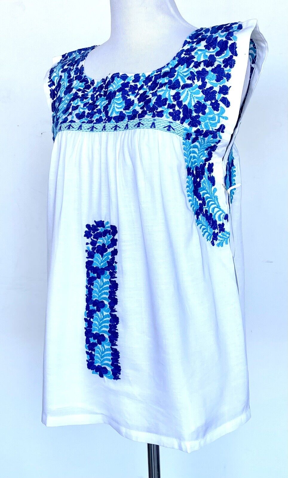 J Marie embroidered Brynn Linen mix top S Retail $102 Price $56 white blue