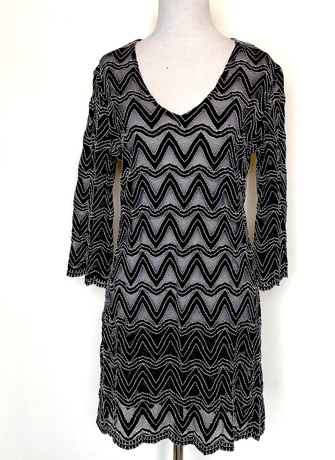 j valdi cover up Black & White Embroidered XS Retail $70 Price $24 NWT