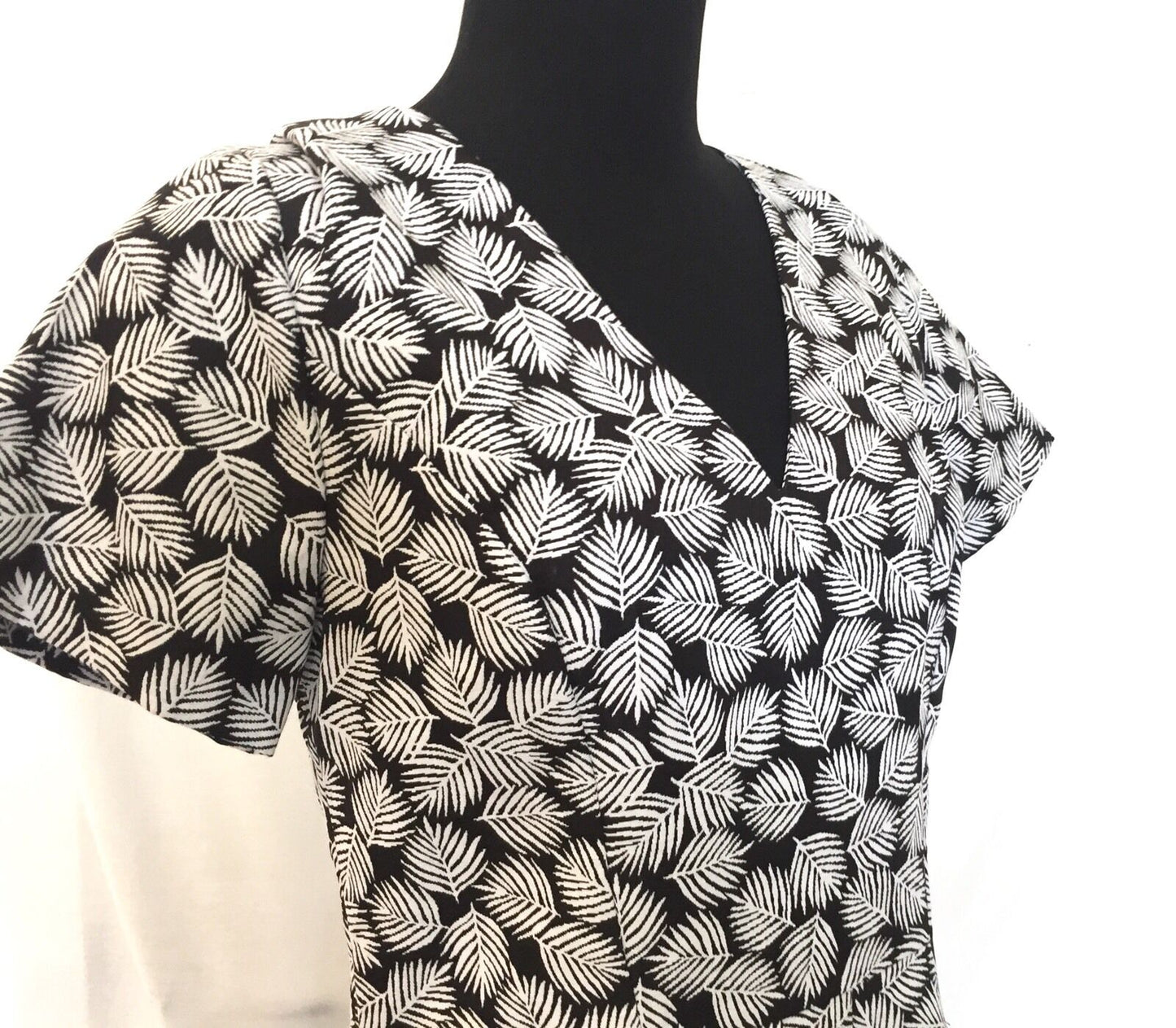 Michael Kors Black & White Leaf Dress. NWT Retail $175 Price $58 Size 6
