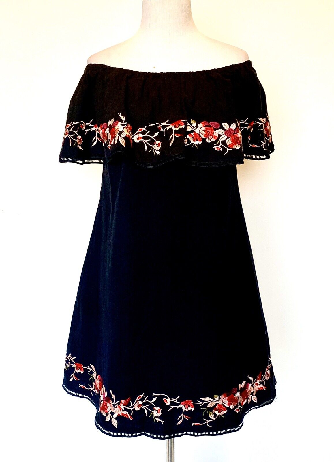 Lucy Paris Embroidered Off Shoulder Dress Retail $88 Price $29 NWT XSmall