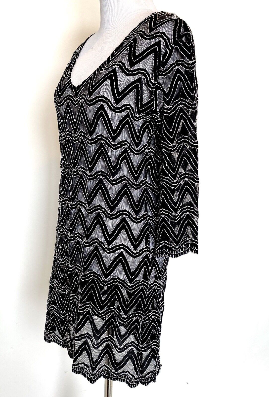 j valdi cover up Black & White Embroidered XS Retail $70 Price $24 NWT