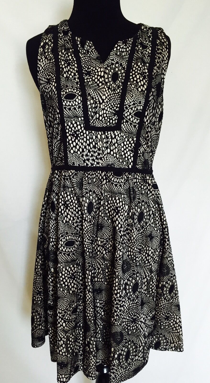 ESLEY COLLECTION SLEEVELESS DRESS. NWT SIZE M. BLACK LACE  OVER NUDE PRICE $26