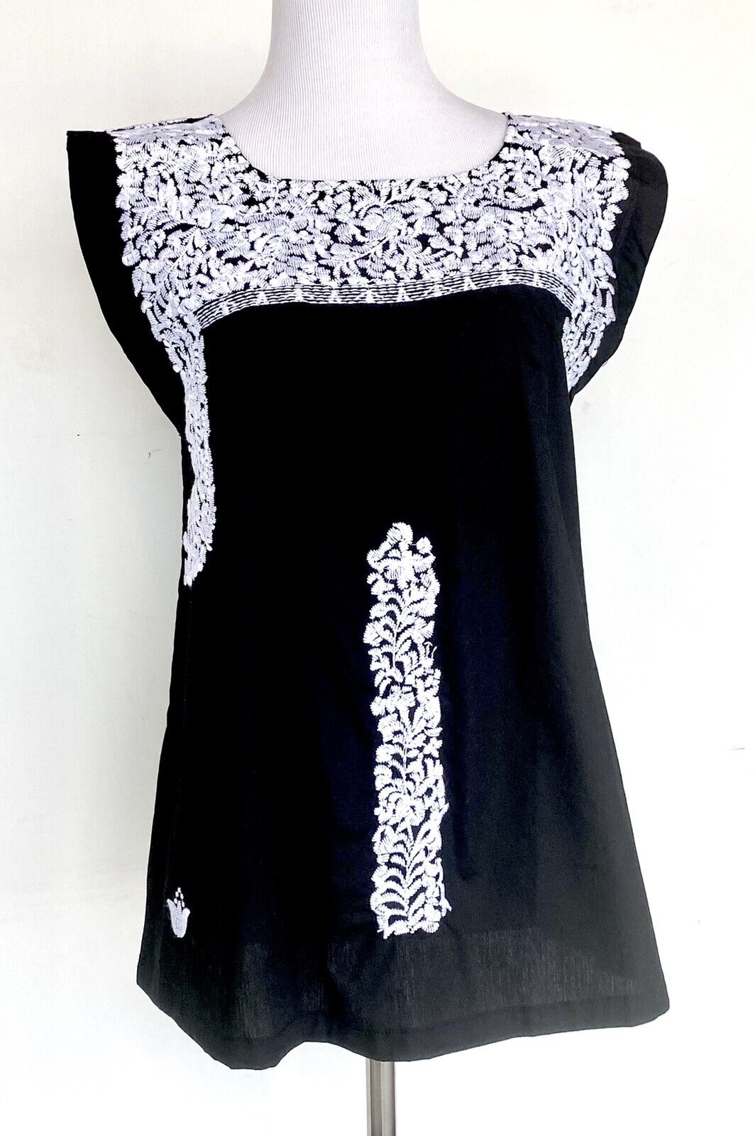 NWT J Marie embroidered Laura Top size XS Retail $76 Price $42 Black White