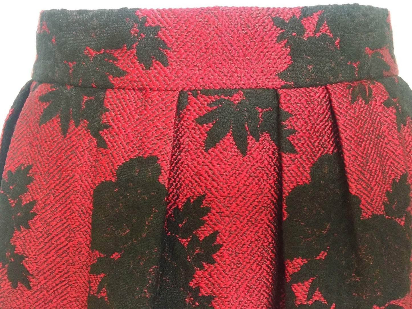 Carolina Herrera Red & Black Rose Skirt NWT Retail $415 Price $175 Size 4