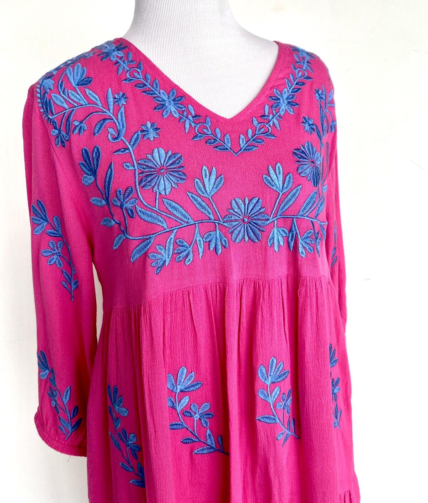J Marie embroidered Madeline Dress size XS Retail $106 Price $65 Hot Pink