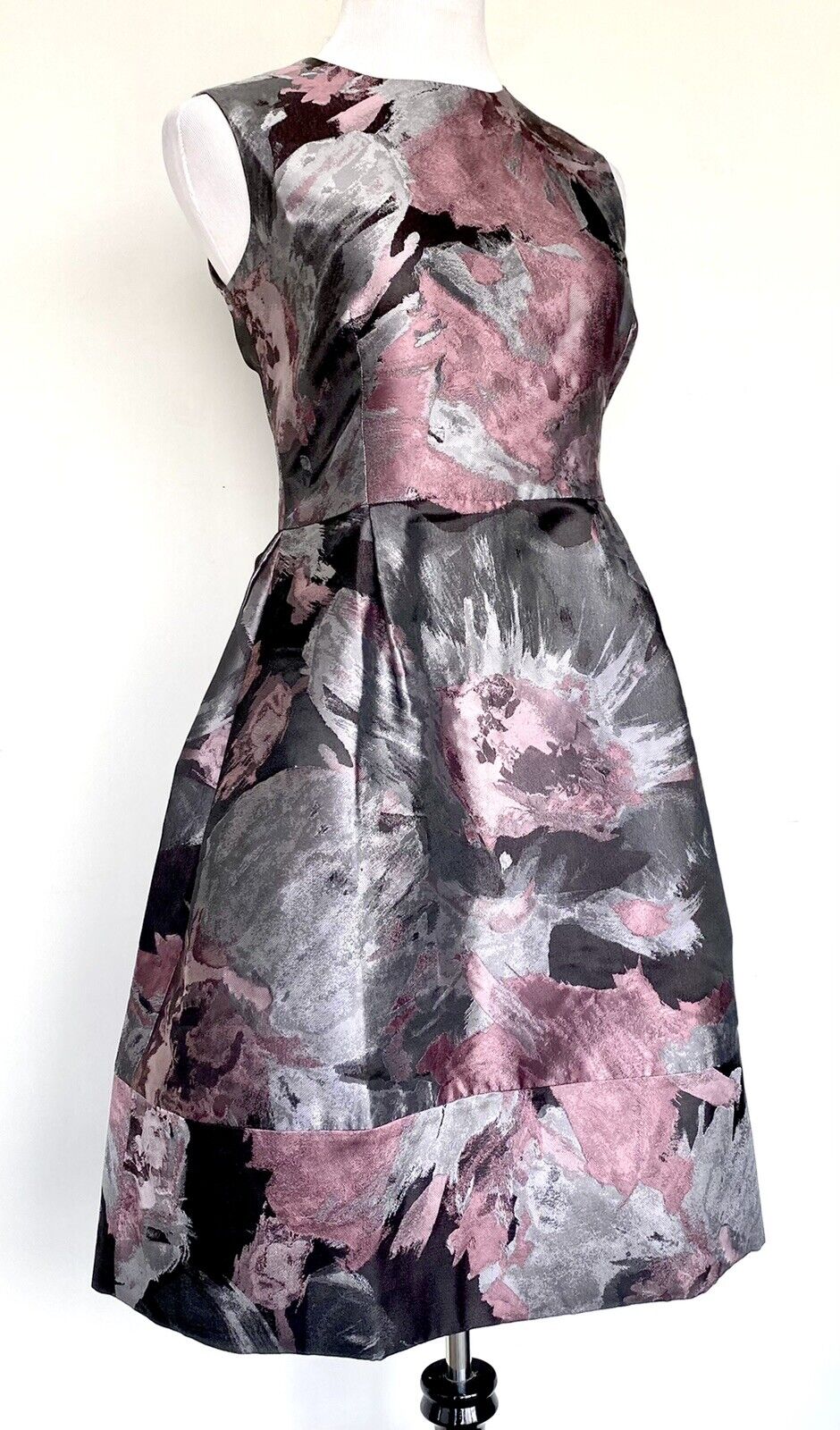 Carolina Herrera Metallic Formal Dress. Retails $910 NWT Price $545 Size 8