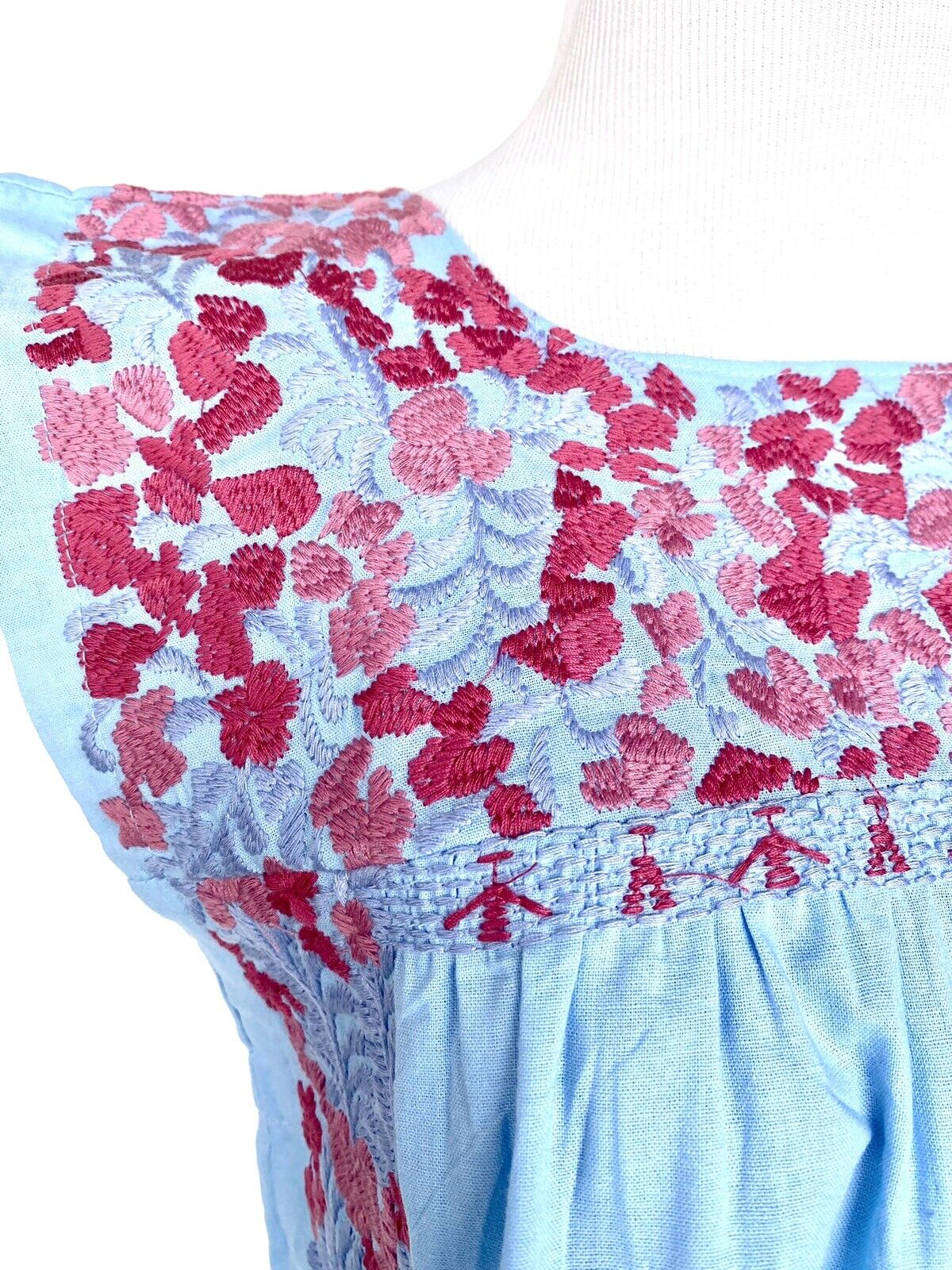 NWT J Marie embroidered Raelyn Top size M Retail $106 Price $56 Blue Pink