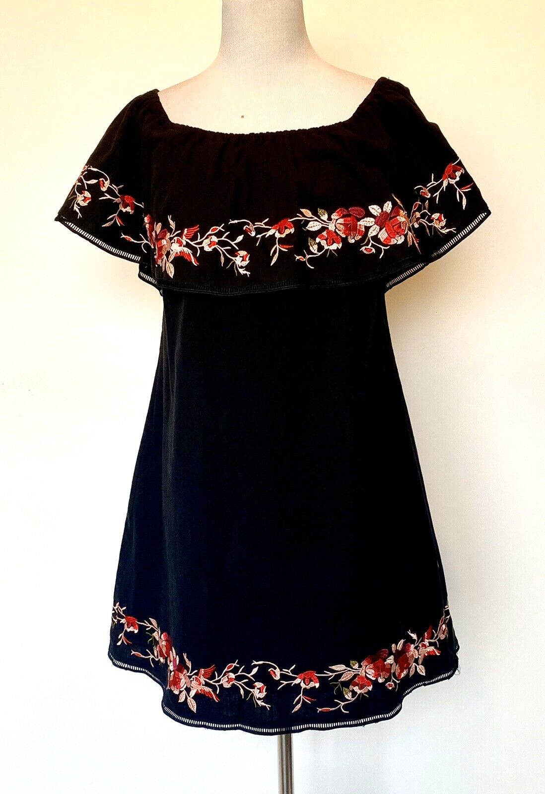 Lucy Paris Embroidered Off Shoulder Dress Retail $88 Price $29 NWT XSmall
