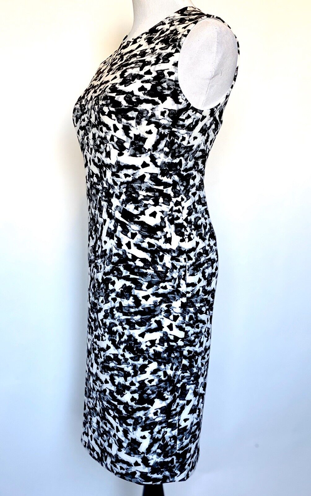 Carmen Marc Valvo Sz 4 Black & White Stretch  Dress Price $66  NWT