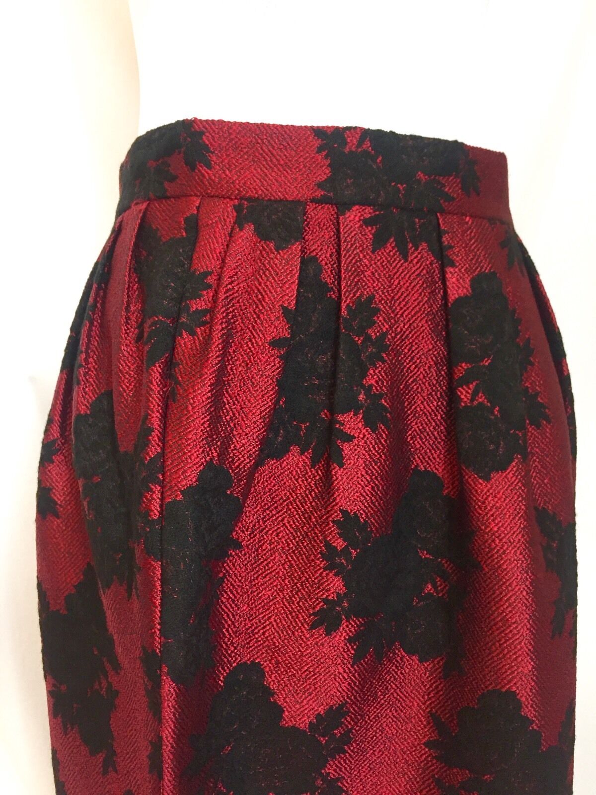 Carolina Herrera Red & Black Rose Skirt NWT Retail $415 Price $175 Size 4