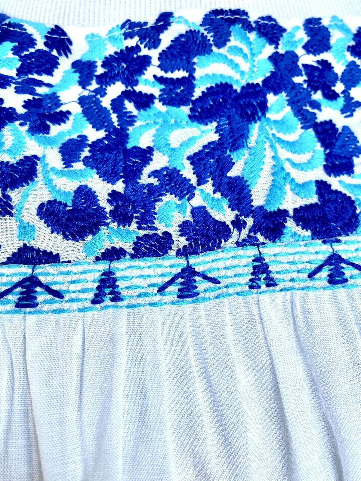J Marie embroidered Brynn Linen mix top XS Retail $102 Price $56 white blue