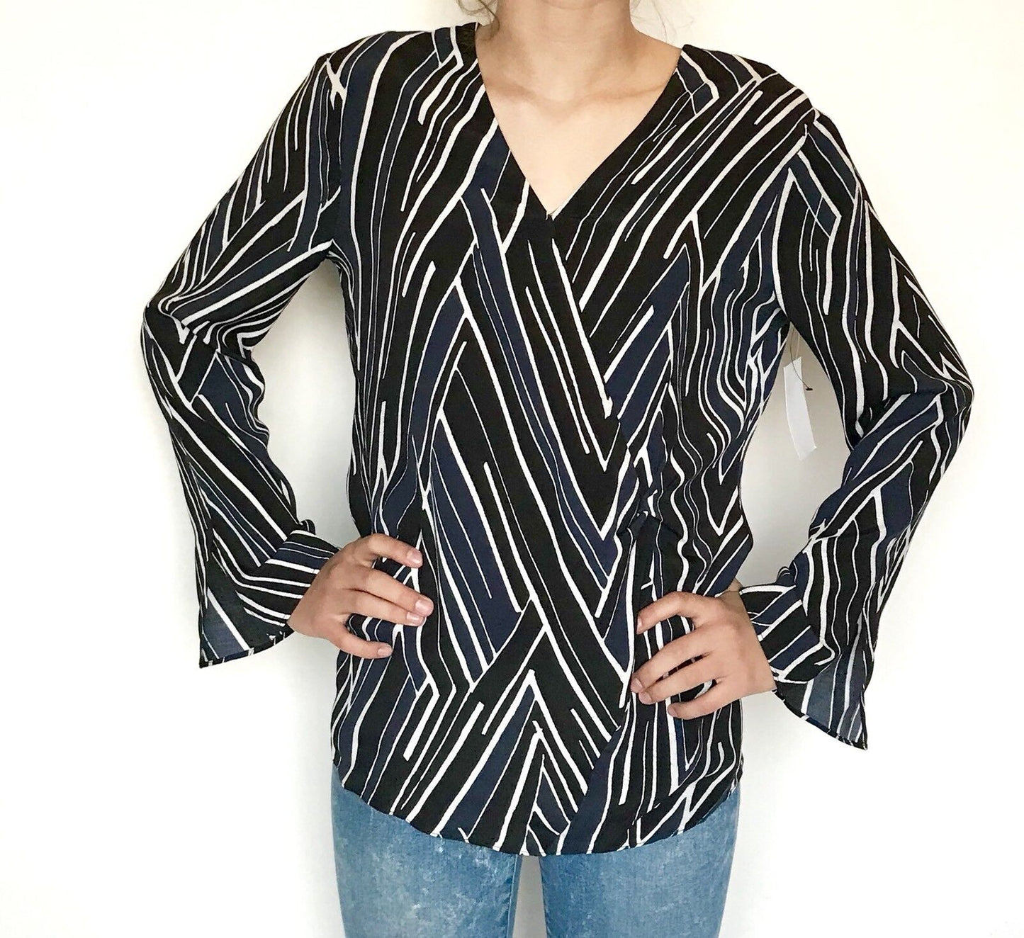 Nic + Zoe Phantom Stripe Bell Sleeve Top. NWT Size XS Retail $88 Price $38