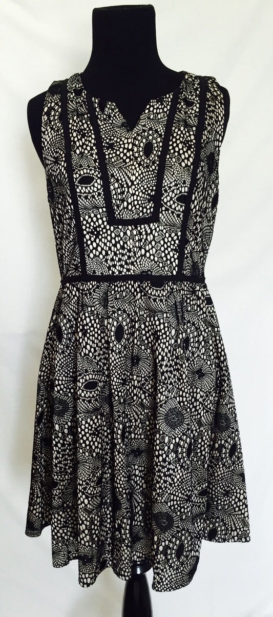 ESLEY COLLECTION SLEEVELESS DRESS. NWT SIZE M. BLACK LACE  OVER NUDE PRICE $26