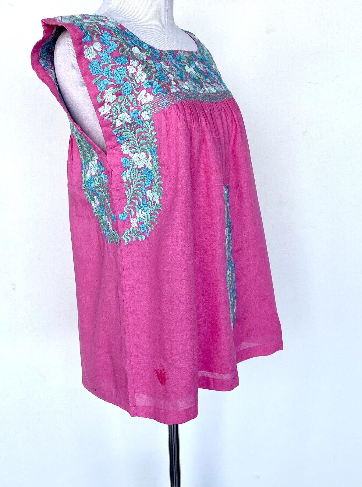 J Marie embroidered Linen Hannah Top size XS Retail $102 Price $56 Blue Pink