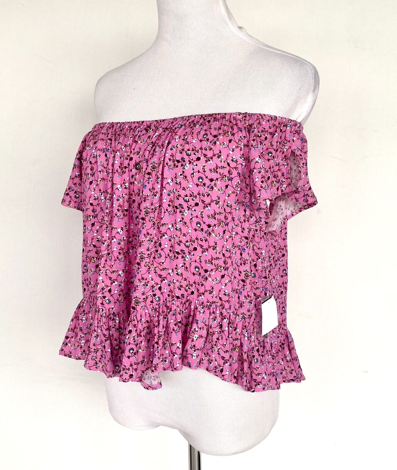 En Creme Pink Floral Boho Off Shoulder Top. Rwtails $58 Price $26 NWT Size S